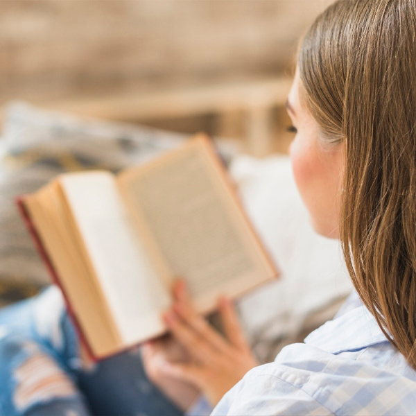 Frau liest ein Buch.